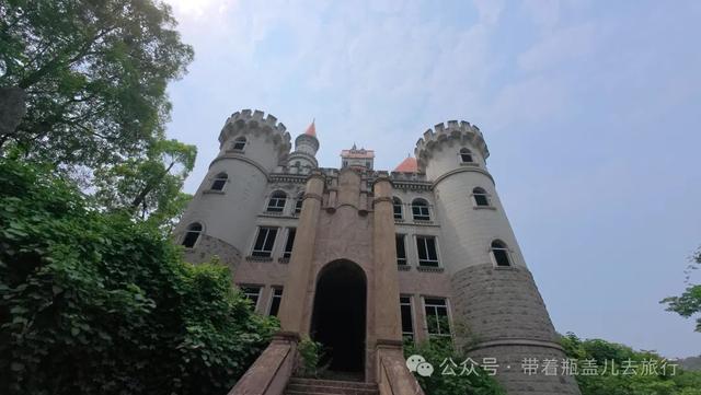 探秘重庆深山"鬼堡"，奢华废墟中暗藏玄机，背后真相到底是什么？