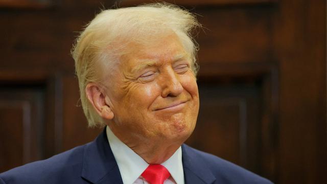 特朗普输了个精光，美国最强劲敌出现，并非中俄，黄仁勋一针见血