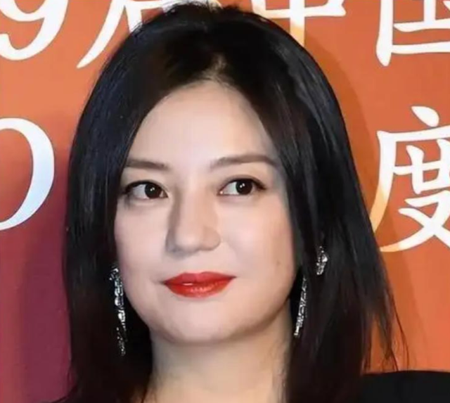 拔出萝卜带出泥！49岁赵薇近况被曝，原来圈内封杀只是冰山一角