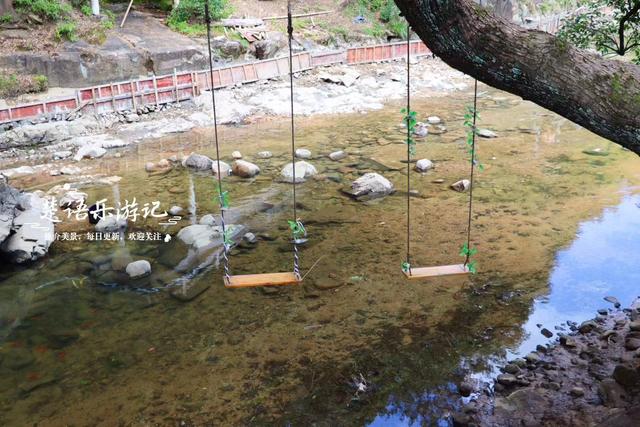 宁波奉化的传统村落，山水相依景色宜人，成为玩水与漂流胜地