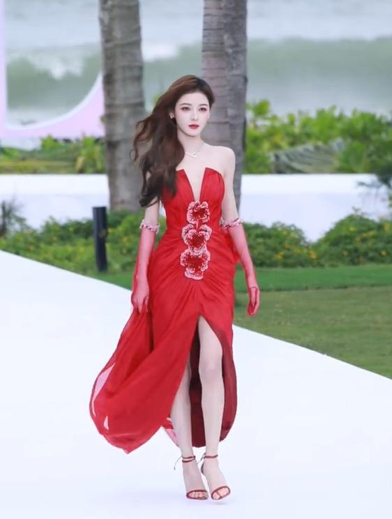 红毯一团乱！代露娃摔3次，沈佳润走过头，张凌赫被吹成“海胆”