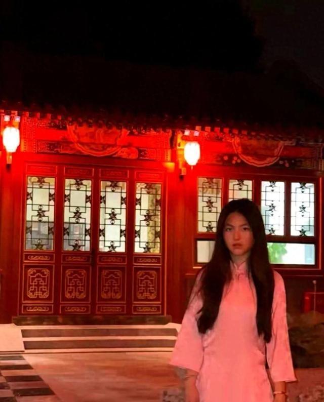李湘的女儿王诗龄在自家北京小院拍照，配这个色调看上去有点吓人