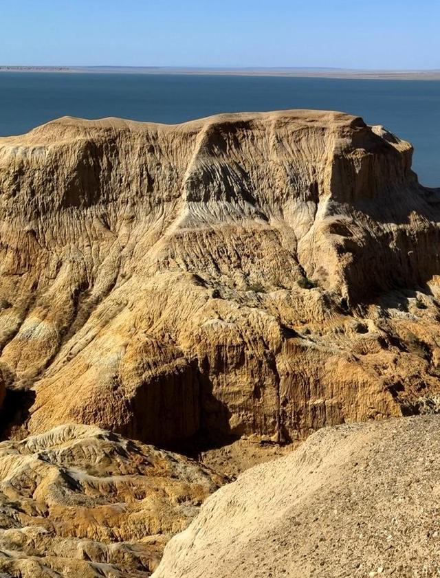 游新疆乌伦古湖海上魔鬼城