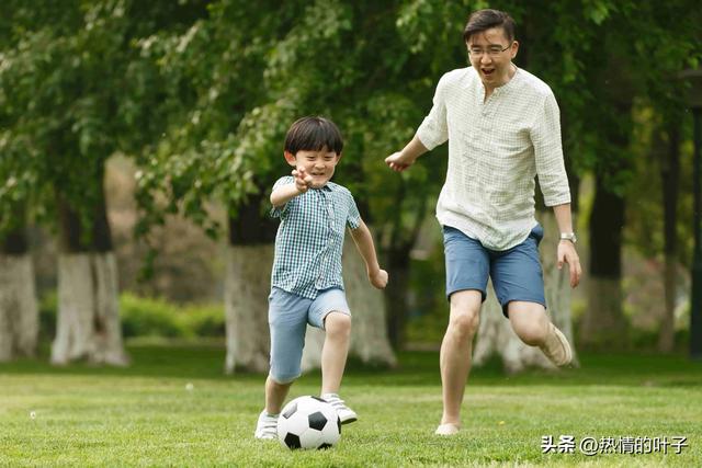 娃总摸私处、夹腿蹭被子？别慌！这样干预才科学，越禁止越麻烦