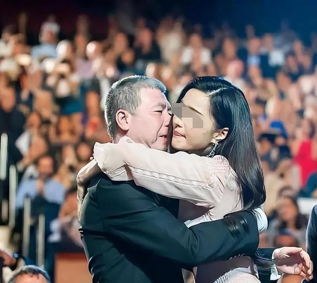 徐帆回应离婚五个月后，冯小刚再惹争议，养女徐朵竟成了导火索