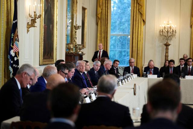 登上赴京专机前，特朗普撤回对华禁令，李显龙：中美恐有惊涛骇浪