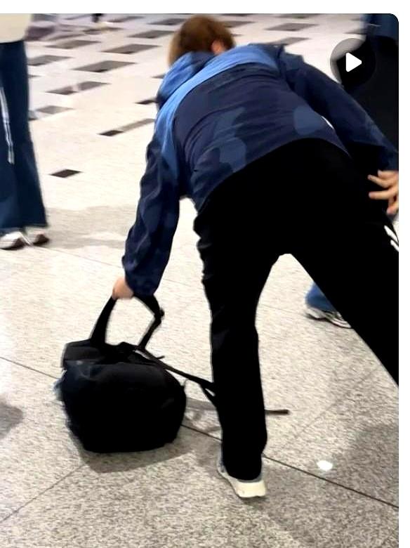 国乒落地北京，王曼昱收到小球迷送的蛋糕，为小球迷签名，林诗栋