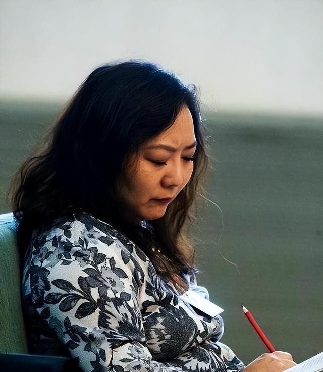 手握11万亩地皮，银行存七百多亿，她才是我国隐形“地产女首富”