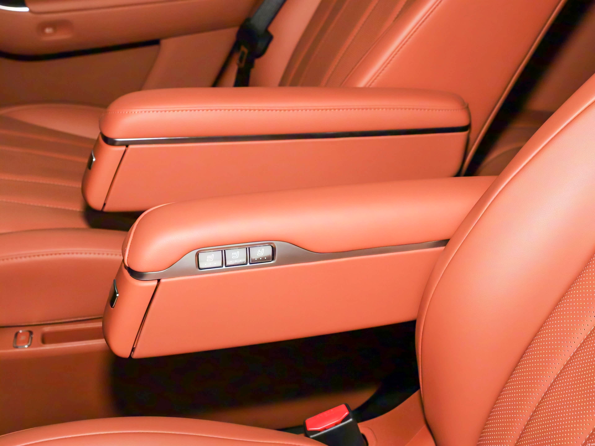 问界M7零重力座椅_问界_问界M9展示