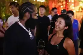 哈登中国行引爆5万球迷热情，张曼源合照揭秘现场火爆瞬间！图片