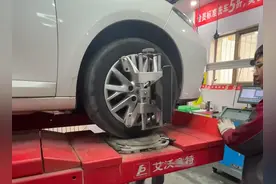 为什么有的车“方向盘”会跑偏？不是没调正，这3个原因更常见！图片