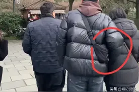 解清帅一家杭州西湖游玩！为大妹买10元1根烤肠，解妈表情有心事图片