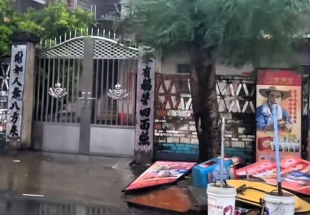 全红婵家的店铺牌匾被台风击碎，全爸一路小跑到店中躲避台风