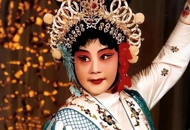 扎根美国	、永不回国？带30名演员留美不归，如今年过花甲归来