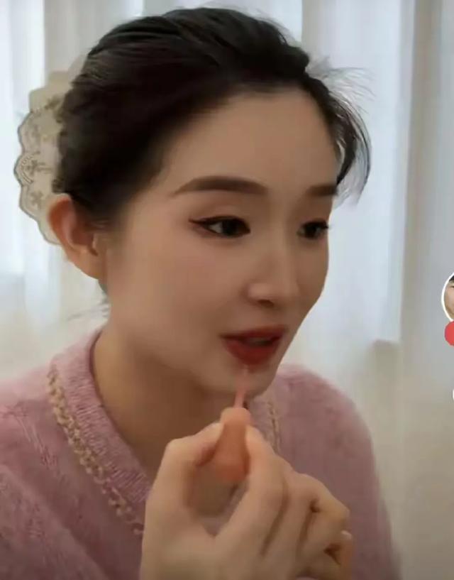 球球生孩子后：婆婆月嫂带娃 不母乳 身材恢复打扮漂亮 网友：太羡慕