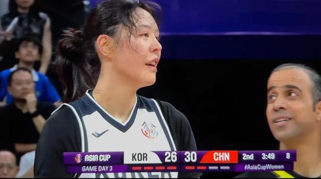 女篮韩国中锋心态直接崩了！防不了张子宇，裁判过来安慰