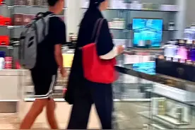 梁洛施母子现身美国，15岁李长治不接班被放养，去留学无保镖跟随图片