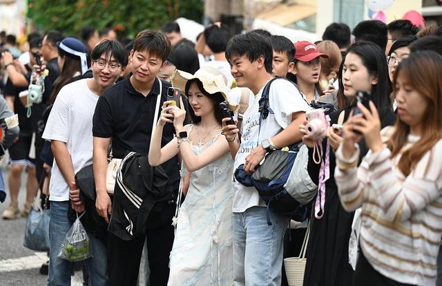 老城烟火气与艺术灵动碰撞 国庆假期青岛龙江路再掀打卡热潮