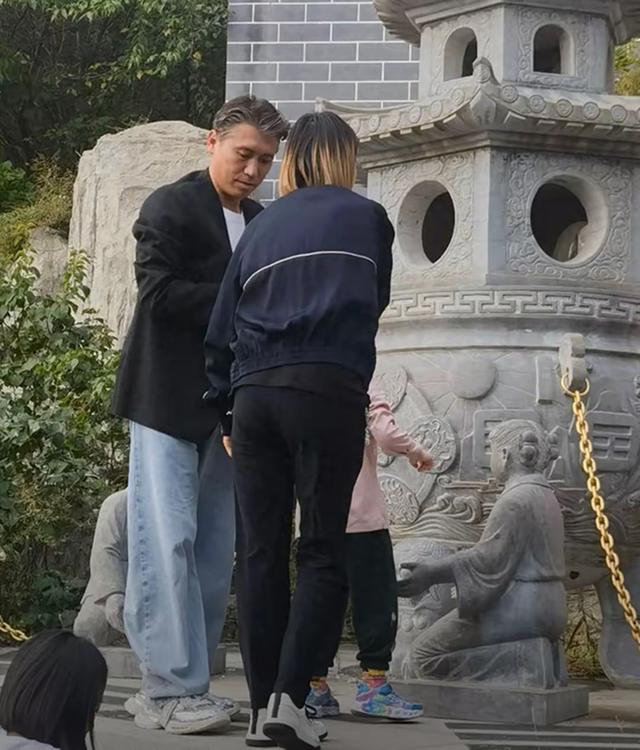 辛柏青现身大孤山为亡妻祈福，苍老消瘦被女儿搀着，李乃文也在
