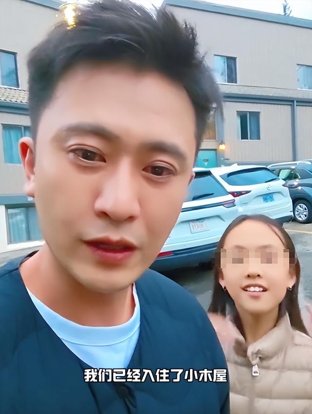 闯祸了！央视主持人出国旅游，携妻女高调炫海外生活，被网友骂惨