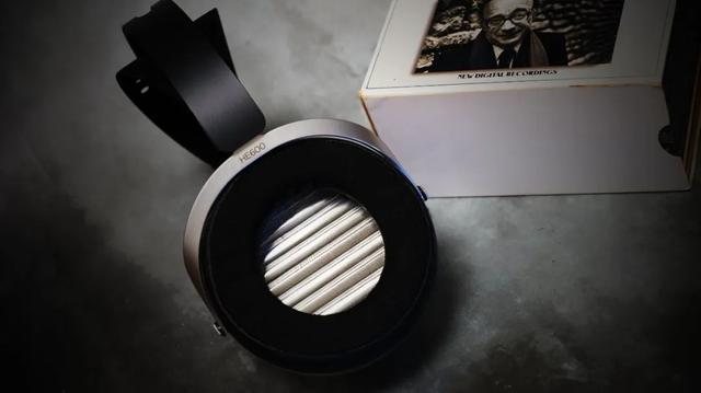 HIFIMAN HE600这款新品平板耳机，它会让我想起这么一位演员……