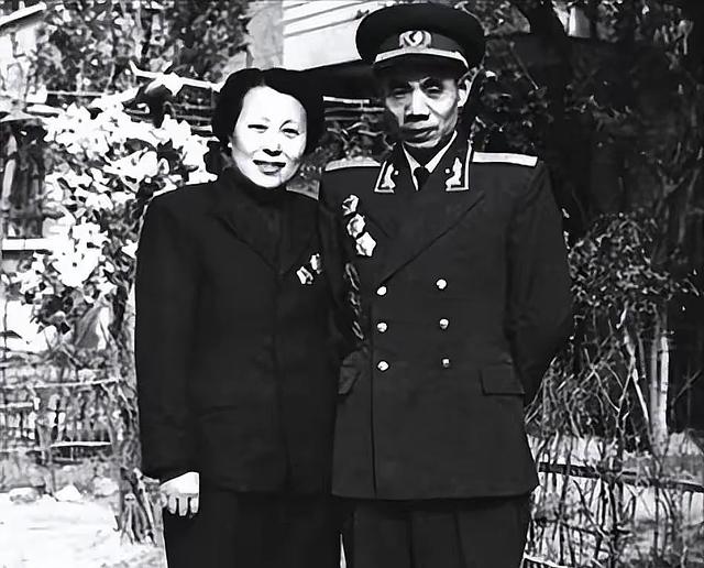 吴信泉被授予中将军衔，妻子为他军衔打抱不平，他却怒斥不许提！