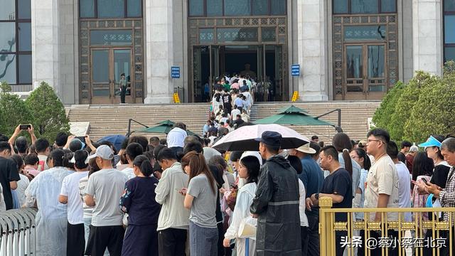 2025年10月4日，国庆节毛主席纪念堂发生的真实场景，排队几百米