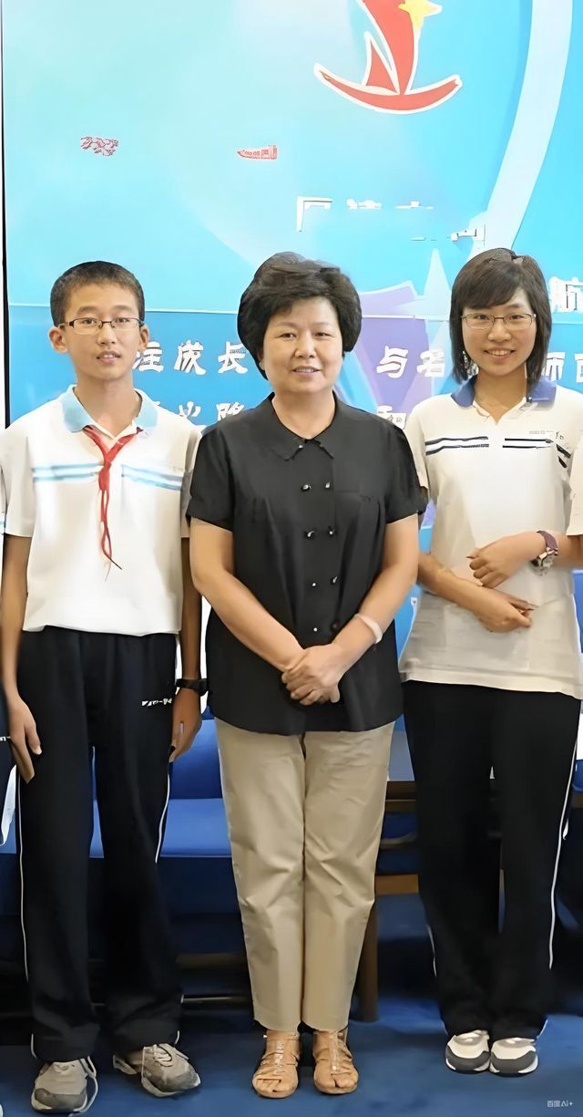 邢质斌接孙子放学了！穿搭朴素不见当年风采，但气质一看就不普通