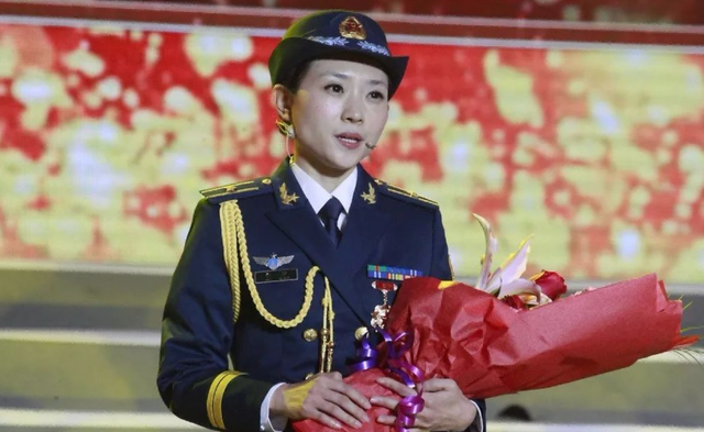 阅兵女机长身份曝光！私生活被扒牺牲太大，老公不简单，央视点名