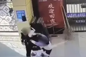 女子骑车进小区被拦后辱骂保安遭反击 物业回应：警方已介入，会将其开除图片