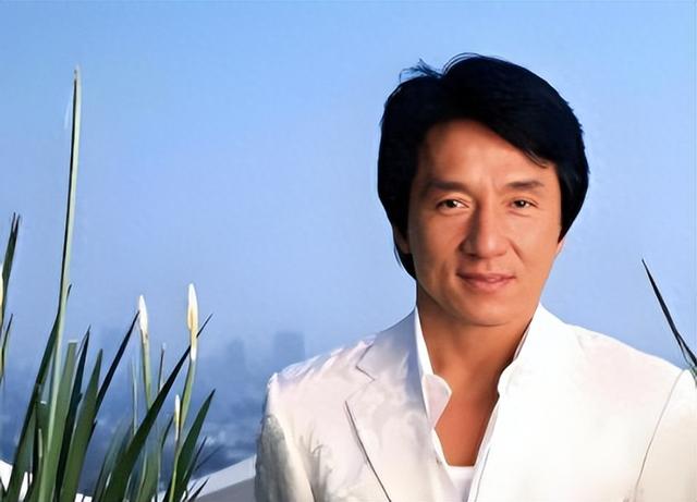 71岁成龙满头白发，儿子不成材，女儿在外流浪