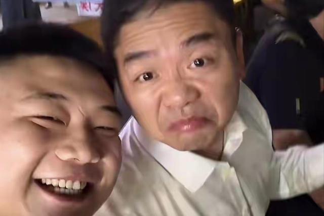 太罕见！京东总裁刘强东回宿迁老家，逛夜市吃路边摊，烟火气十足