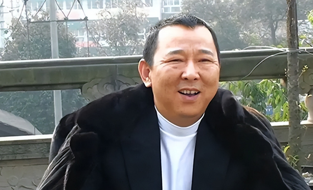最牛黑老大！与12名女星有染，一顿饭上百万，被捕时：谁敢治我罪