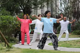 54岁大妈每天练太极1小时，十几年如一日，如今身体有什么变化？图片