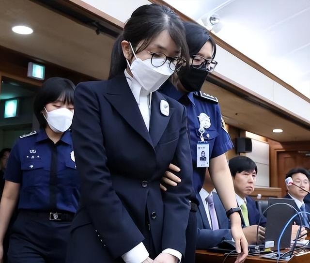 尹锡悦终于出庭受审，身形暴瘦“满头白发”，当场控诉不公待遇