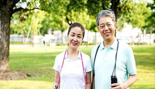 医生提倡：超过55岁的中老年人，宁可多走路，也别做这4个运动