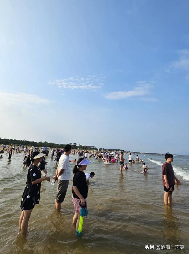 看八月的海景图，除人山人海形容外，还有什么成语可以比喻呢？