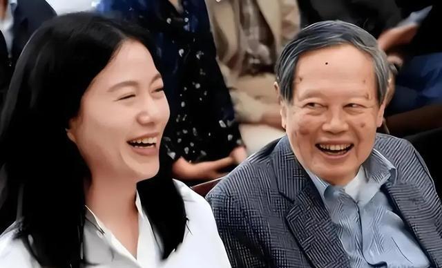 杨振宁去世后，翁帆再发文，49岁无子女的她，早已被安排好了退路