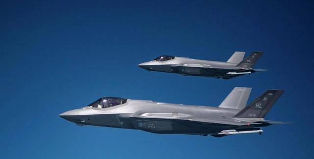 出大事！美国亮杀手锏：F-35搭载核弹起飞，毒刀已伸到中俄脖子下