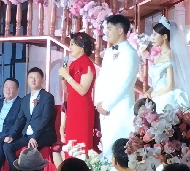 一级演员闫学晶塌房，她做错了两件事