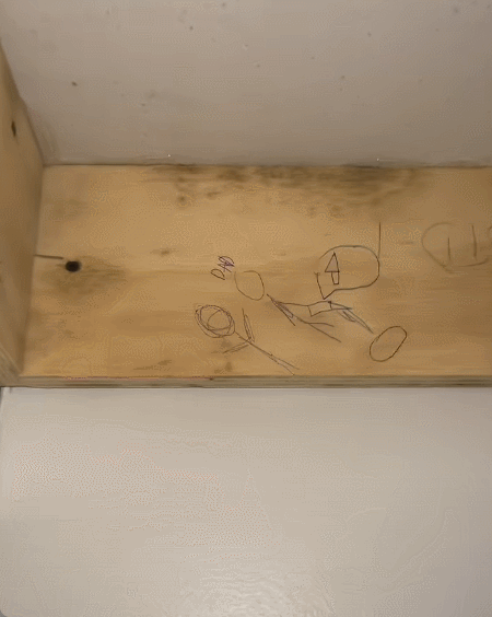 女子住酒店意外发现诡异涂鸦！儿童画的火柴人，是被虐待的绝望
