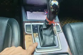 自动挡车型正在行驶怎么换档？要不要踩刹车？老司机告诉你答案图片