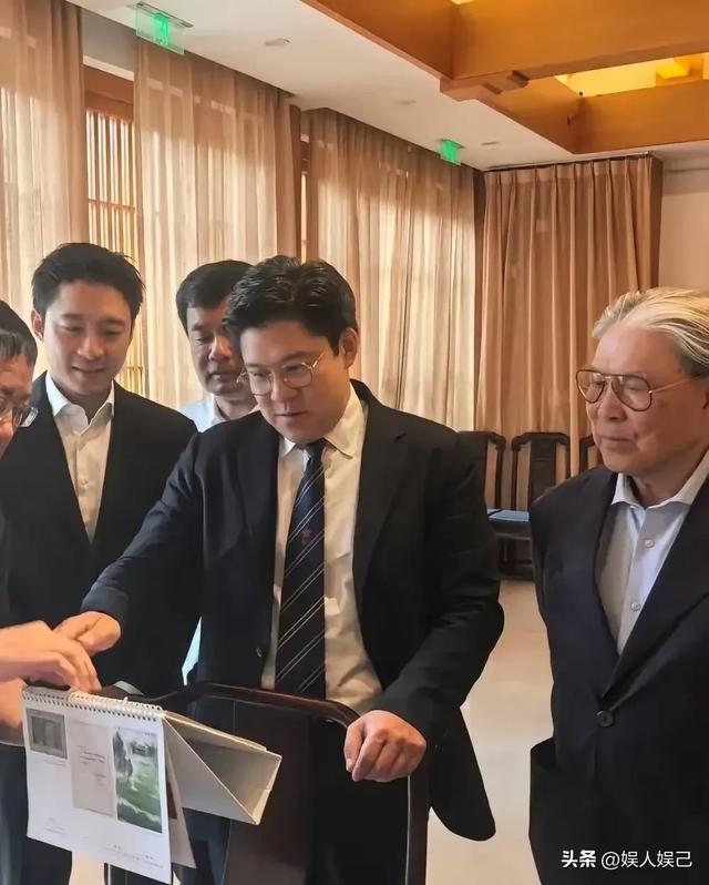 霍震霆携父子三人现身北京，霍启刚温润似雅士，霍启山帅气展风华