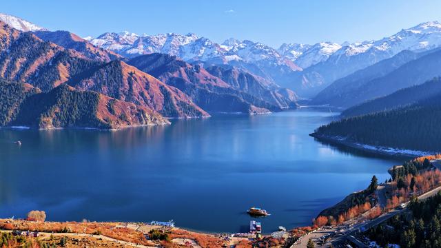 多年来，一批又一批绍兴人前赴后继，走进了这座大漠小城……