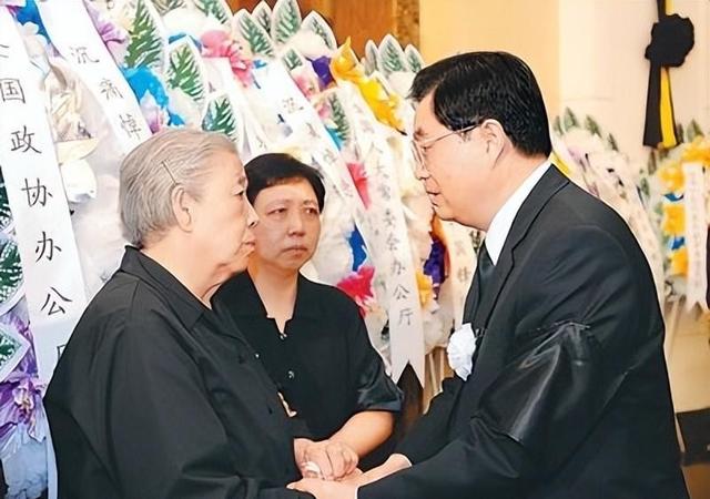 她15岁入党，18岁和主席成亲，如今仍健在，却几乎不出来露面