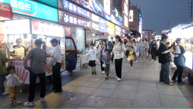 “双节”夜汇东大 文艺+科技激活消费热