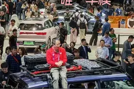 周鸿祎成北京车展首日唯一车模？本人回应：不是去维权的，为了证明是真人，我才爬上车顶图片
