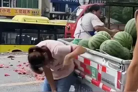残疾夫妻砸别人的西瓜，还让对方赔了500元。钱不是那么好拿的。图片