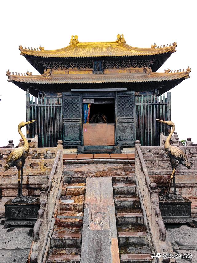 武当山意外之喜！雨中留宿南岩，邂逅古建与自然的绝配