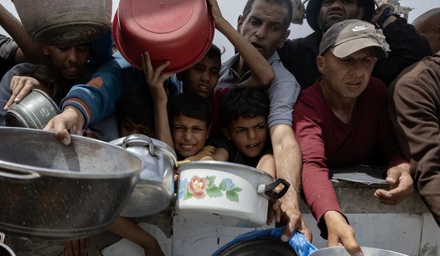 枪声里的日常：加沙家庭白天躲空袭抢粮，夜晚躲废墟帐篷忍饥寻水